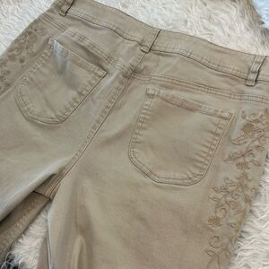 Chico’s Embroidered Denim Capris Khaki Cream Beige Size 1.5 Excellent